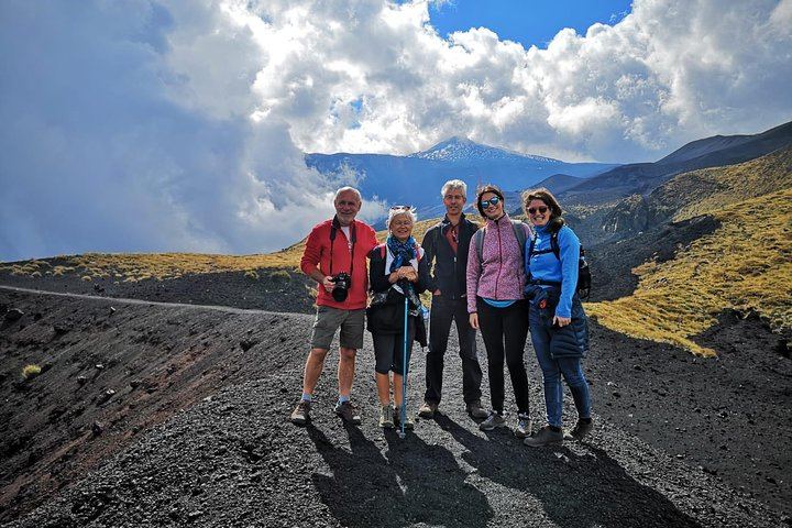 Group on the top of the eruptive fracture of 27 October 2002