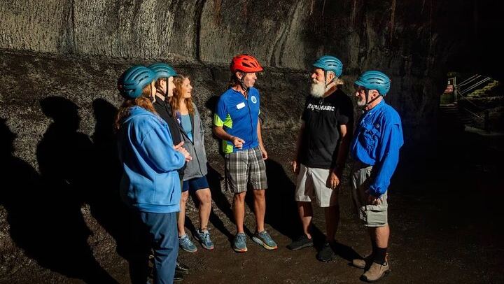 Guide inside Nahuku (Thurston Lava Tube)