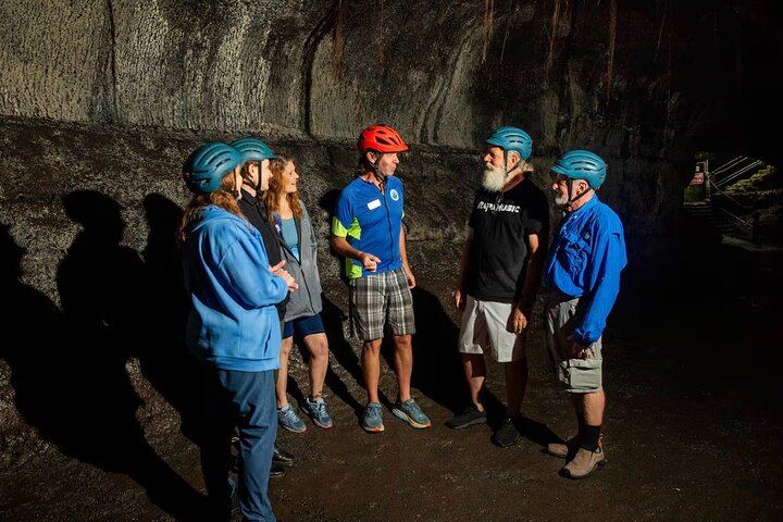 Guide inside Nahuku (Thurston Lava Tube)