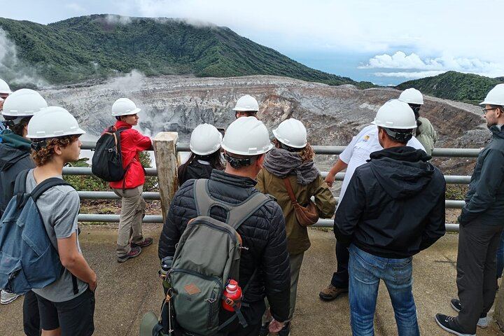 Guided experience in the Poas crater