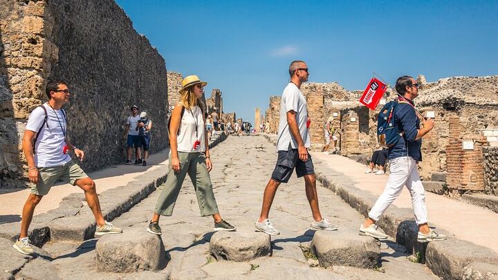 Guided tour in Pompeii