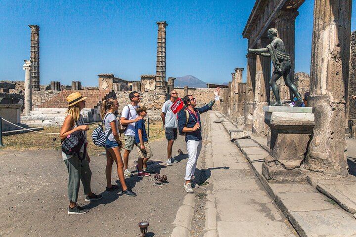 Guided tour in Pompeii