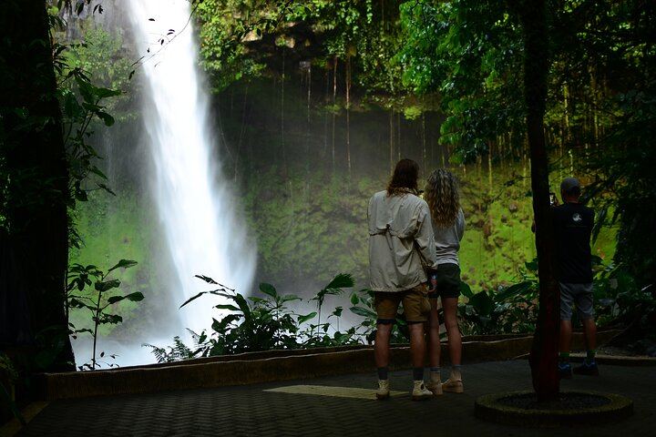 Half-Day Tour with La Fortuna Waterfall and Arenal Volcano Hike