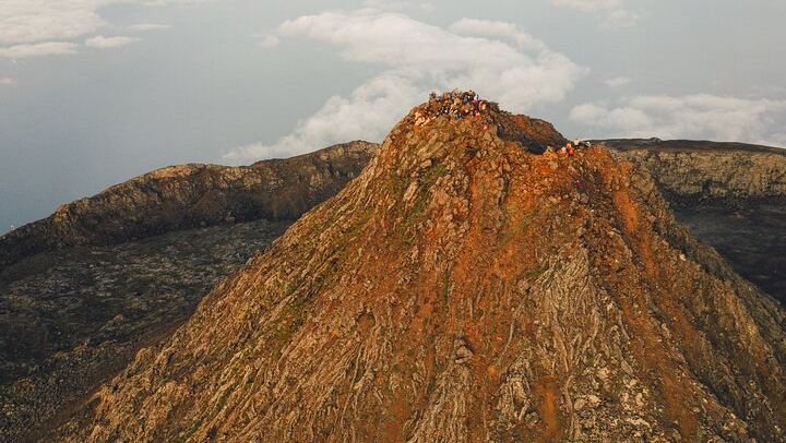 Hike Pico and Piquinho Peak 2351meters