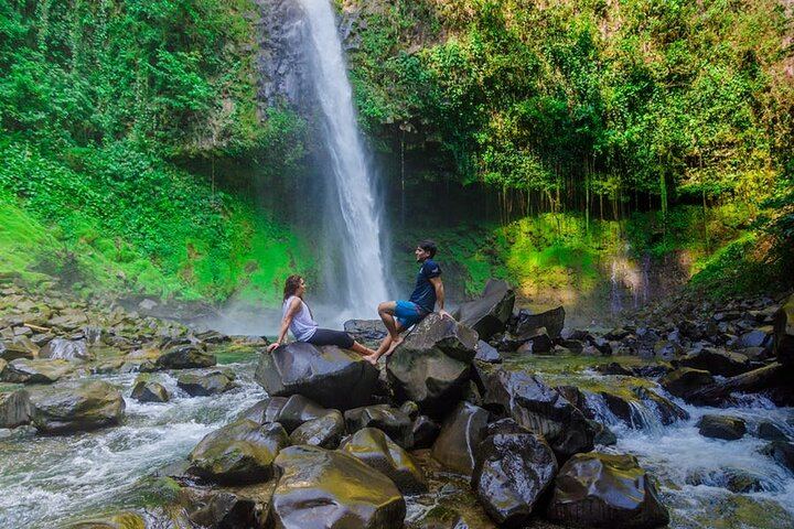 Hiking Lovers (Hanging Bridges + La Fortuna Waterfall + Volcano Hike)
