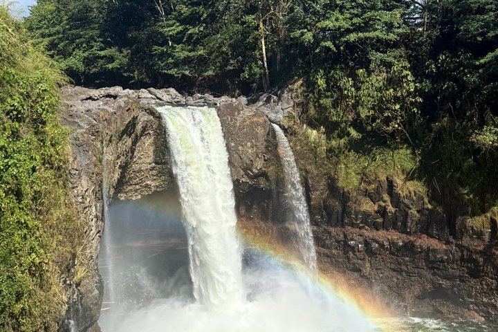 Hilo Half-Day: Kilauea Lodge Lunch, Punalu'u and 15 Steps in the Lava Tube
