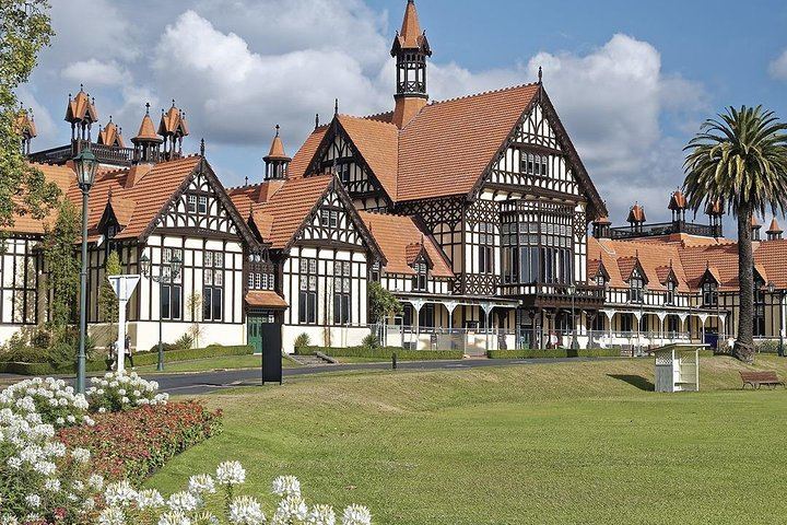 Hobbiton & Rotorua including Te Puia Day Tour from Auckland