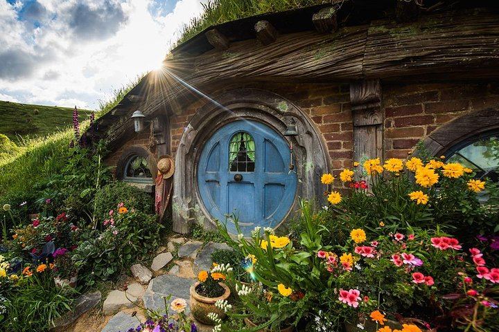 Hobbiton & Rotorua including Te Puia Day Tour from Auckland