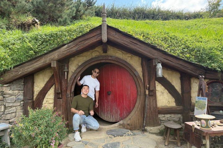 Hobbiton & Rotorua including Te Puia Day Tour from Auckland