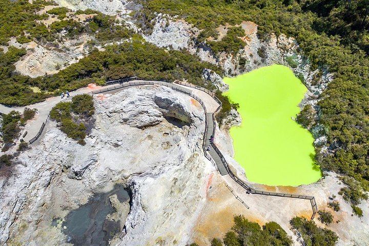 Hobbiton & Rotorua including Waiotapu Day Tour from Auckland