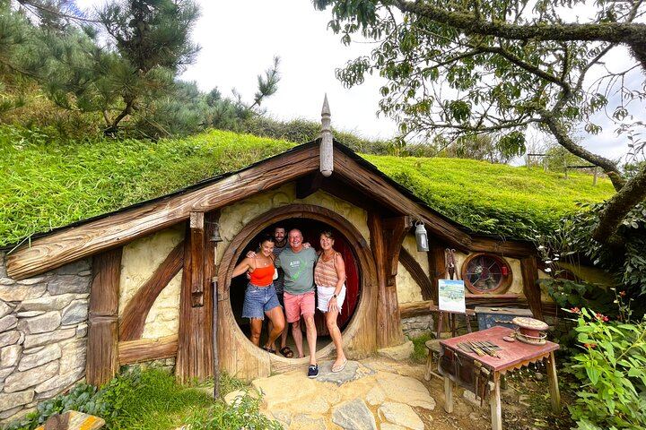 Hobbiton & Rotorua including Te Puia Day Tour from Auckland