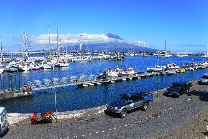 Horta Marina, the 4th busiest in the world. The walls are filled with paintings made by sailors who pass by. This place is an authentic open-air gallery.