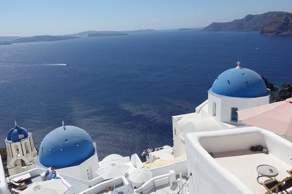 Four Private Hours on Santorini: Oia, Firostefani, the Heart Rock