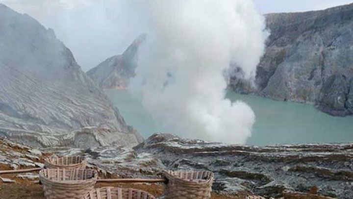Ijen crater lake
