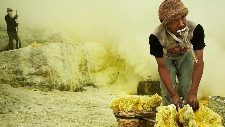 ijen sulfure miner