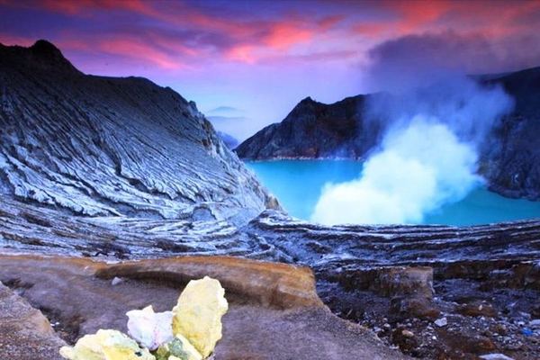 Overnight Ijen from Bali: North Coast Stops, a Homestay and the 2 am Climb