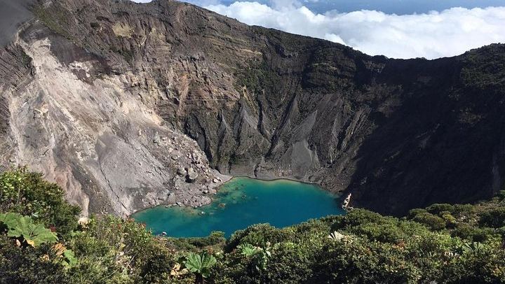 Irazú main crater