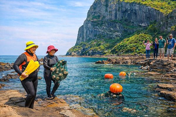 Eastern Jeju: a Live Haenyeo Dive Below Seongsan Ilchulbong and Manjanggul