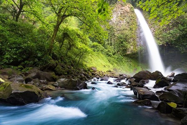 La Fortuna's 70-Metre Fall, Bridges 135 Metres Up, and 15 Thermal Pools