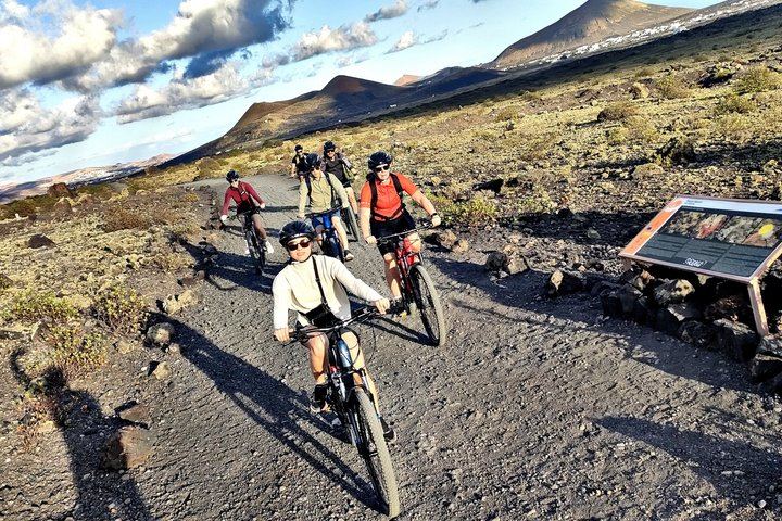 Lanzarote E-Bike Tour: Volcano Craters & Scenic Vineyards