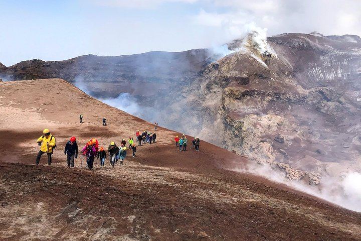 Lungo la terrazza meridionale del Cratere Centrale dell'Etna