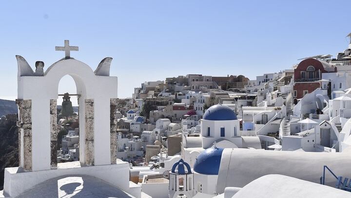 Oia’s heart in one picture — white curves, blue domes, and emotions no camera can truly capture.