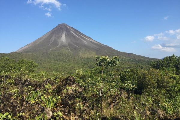 Arenal Volcano Hike with a Local Guide: 9 am or 1 pm, Fruit and Drinks Included