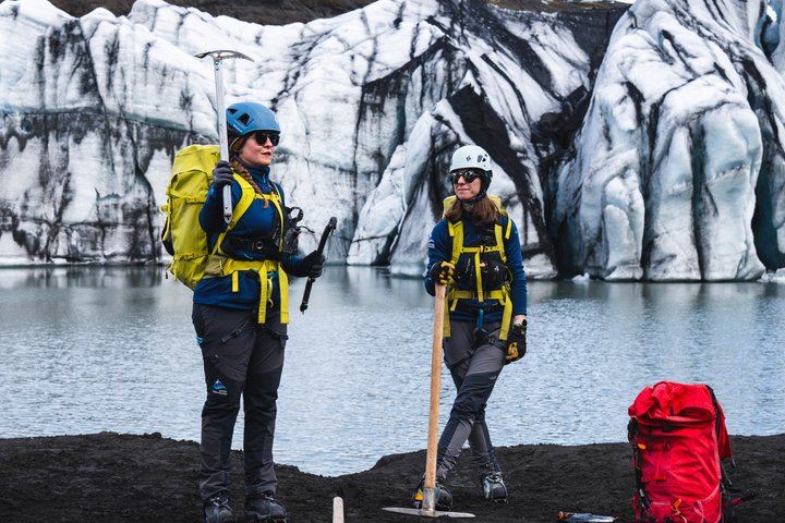 Our certified glacier guides combine local knowledge with years of experience to ensure a safe, fun adventure on the ice
