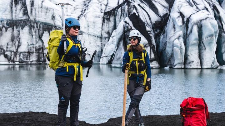 Our certified glacier guides combine local knowledge with years of experience to ensure a safe, fun adventure on the ice