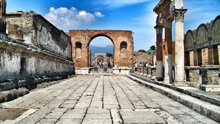 Pompeii & Mount Vesuvius Tour with Guided Visit, Tickets & Lunch