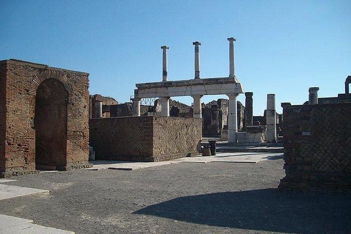 Pompeii & Mount Vesuvius Tour with Guided Visit, Tickets & Lunch