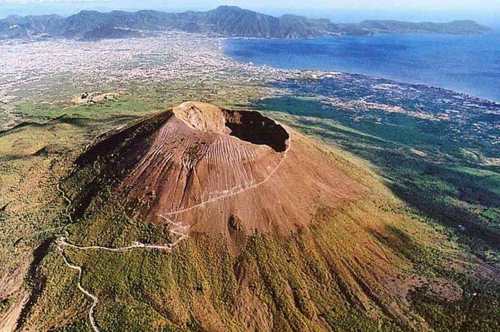 Pompeii & Mount Vesuvius Tour with Guided Visit, Tickets & Lunch