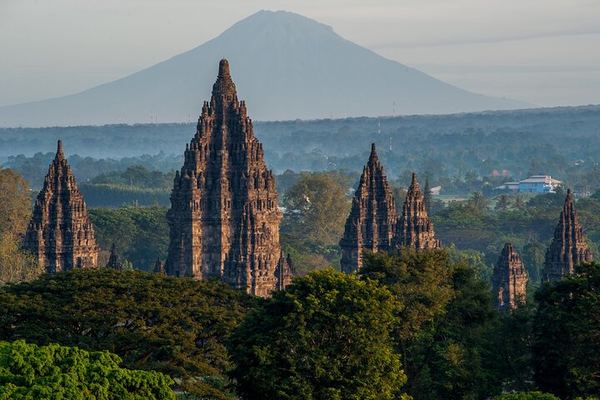Borobudur Climb-Up, Merapi and Prambanan with the Queues Handled