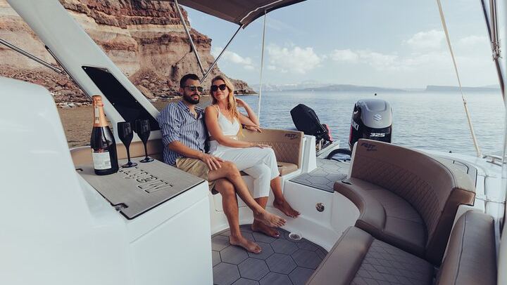 Private boat tour along the coastline of Santorini and volcano