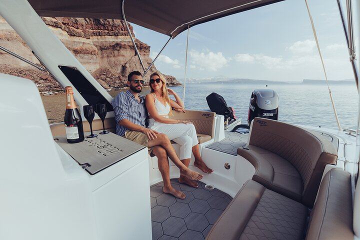 Private boat tour along the coastline of Santorini and volcano