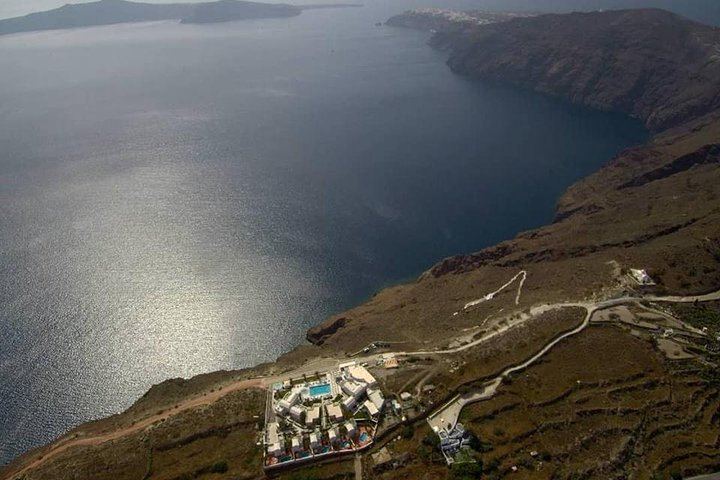 Private boat tour along the coastline of Santorini and volcano