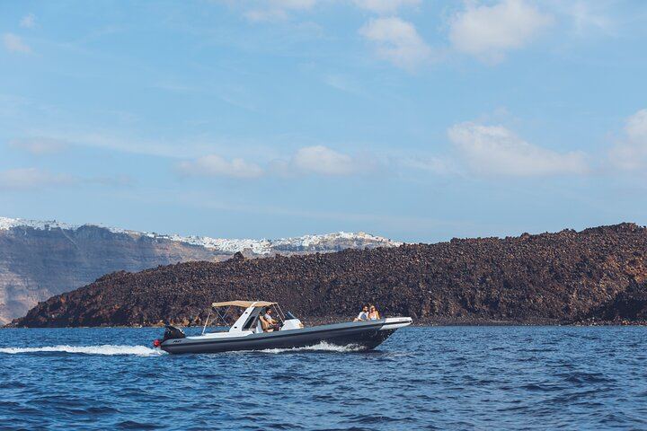 Private boat tour along the coastline of Santorini and volcano
