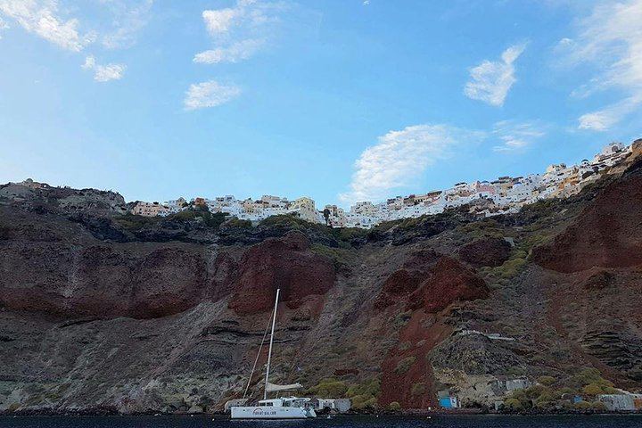 Private boat tour along the coastline of Santorini and volcano