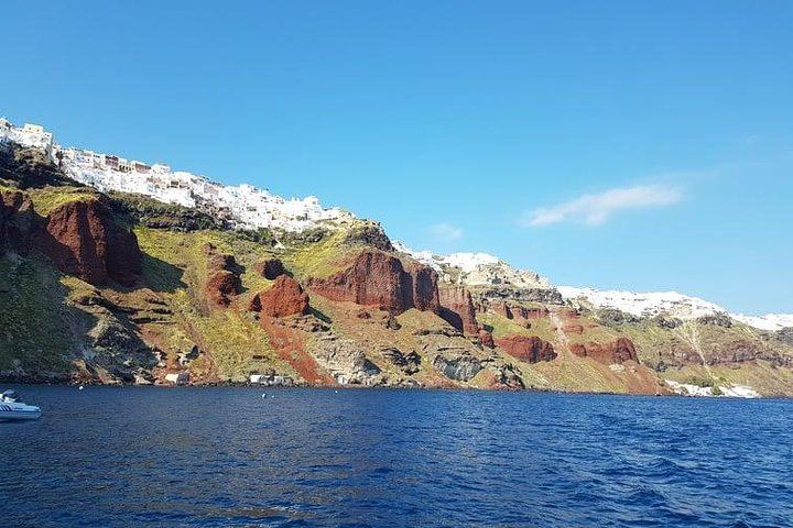 Private boat tour along the coastline of Santorini and volcano