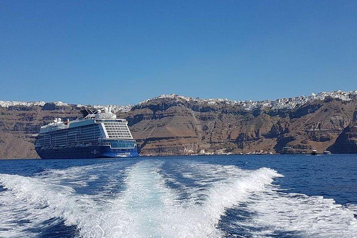 Private boat tour along the coastline of Santorini and volcano