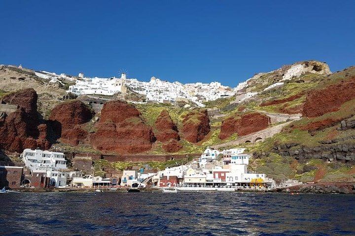 Private boat tour along the coastline of Santorini and volcano
