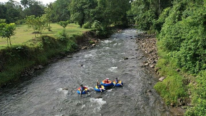 Private River Tubing in La Fortuna, from the Pink Hostel (1/5)