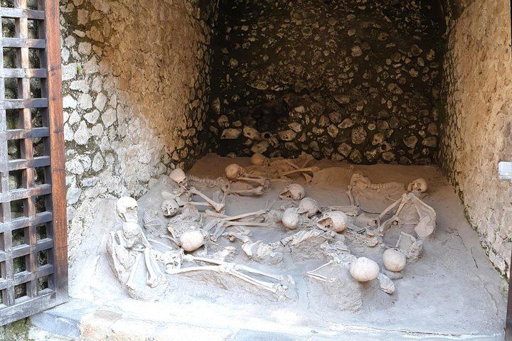 Private Tour: Herculaneum - Pompeii - Vesuvius with pickup