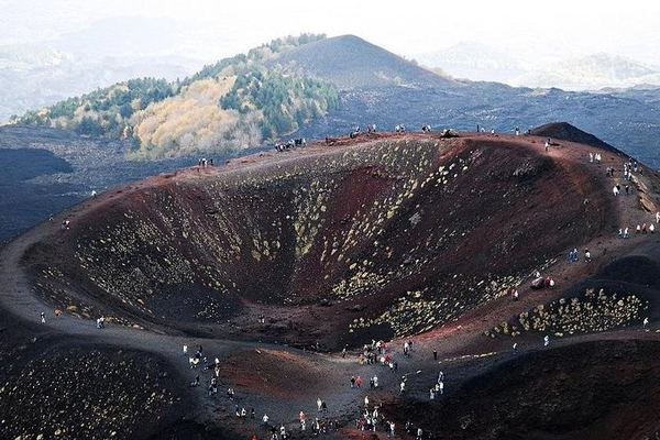 Private Etna from Taormina: a Family Winery, a Sommelier and Four Glasses
