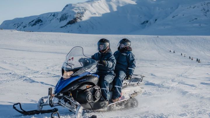 Reykjavik: Golden Circle Guided Super-Jeep Tour and Snowmobiling