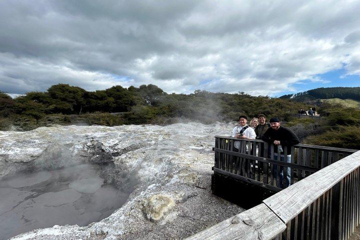 Rotorua Highlights Tour: Waiotapu, Hot Tubs & Lunch from Auckland