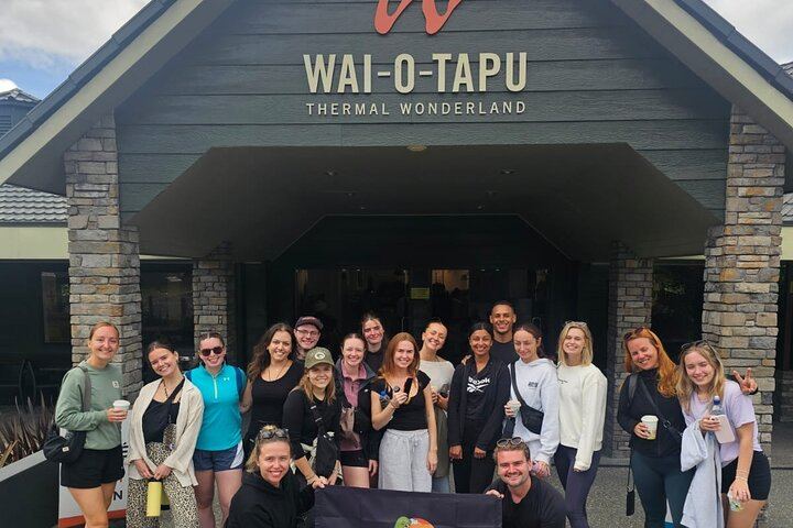 Rotorua Highlights Tour: Waiotapu, Te Puia & Lunch from Auckland
