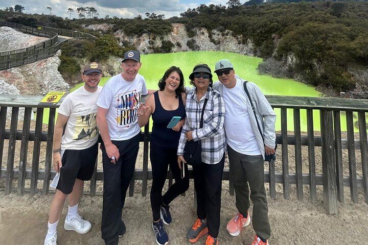 Rotorua Highlights Tour: Waiotapu, Te Puia & Lunch from Auckland
