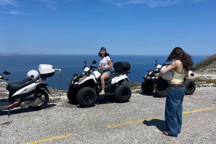 Santorini ATV Highlights Tour: Oia, Viewpoints & Volcanic Beaches