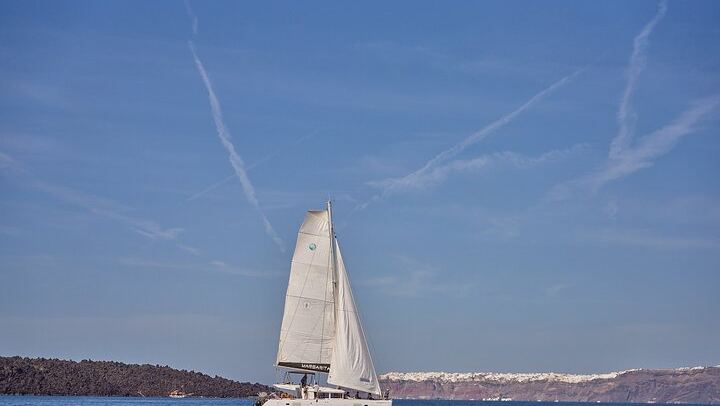 Santorini: Caldera Classic Semi-Private Cruise with BBQ & Drinks